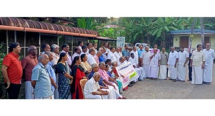 സിൽവർ ലൈൻ വിരുദ്ധ ജനകീയ സമിതി പ്രതിഷേധ വാരാചരണത്തിന്റെ പത്തനംതിട്ട ജില്ലാതല ഉദ്ഘാടനം നടന്നു സിൽവർ ലൈൻ വിരുദ്ധ ജനകീയ സമിതി പ്രതിഷേധ വാരാചരണത്തിന്റെ പത്തനംതിട്ട ജില്ലാതല ഉദ്ഘാടനം നടന്നു