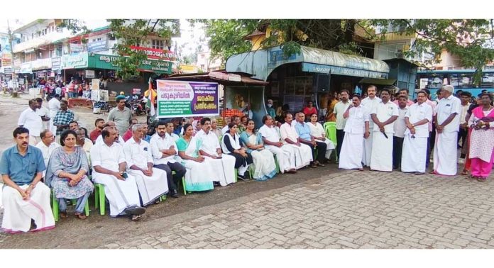 അടൂർ ഗവ. ആശുപത്രിയോടുള്ള അവഗണന ; അടൂർ മണ്ഡലം കോൺഗ്രസ് കമ്മറ്റി പ്രതിഷേധ ധർണ്ണ നടത്തി അടൂർ ഗവ. ആശുപത്രിയോടുള്ള അവഗണന ; അടൂർ മണ്ഡലം കോൺഗ്രസ് കമ്മറ്റി പ്രതിഷേധ ധർണ്ണ നടത്തി
