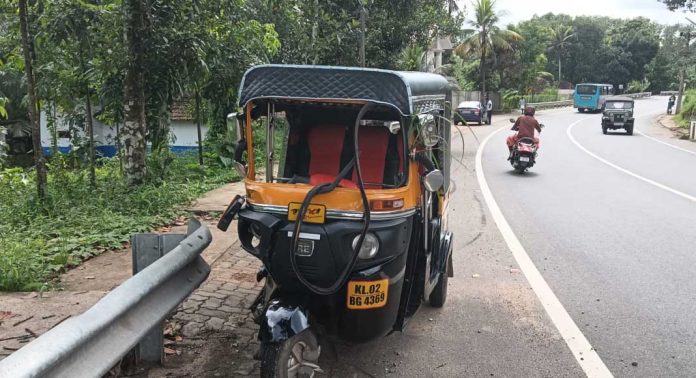 കോന്നി വകയാർ പാലത്തിന് സമീപം ഓട്ടോ നിയന്ത്രണം വിട്ട് മറിഞ്ഞ് അപകടം കോന്നി വകയാർ പാലത്തിന് സമീപം ഓട്ടോ നിയന്ത്രണം വിട്ട് മറിഞ്ഞ് അപകടം