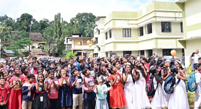 ജില്ല ശിശുക്ഷേമ സമിതിയുടെ നേതൃത്വത്തില് നടന്ന ‘വര്ണ്ണോത്സവം’ സമാപിച്ചു ജില്ല ശിശുക്ഷേമ സമിതിയുടെ നേതൃത്വത്തില് നടന്ന ‘വര്ണ്ണോത്സവം’ സമാപിച്ചു
