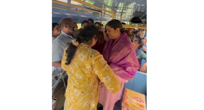 മഞ്ജു ലാലിനെ കെഎസ്ആർടിസി ജീവനക്കാർ ആദരിച്ചു മഞ്ജു ലാലിനെ കെഎസ്ആർടിസി ജീവനക്കാർ ആദരിച്ചു