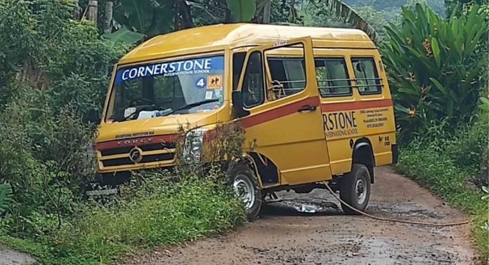 കീക്കൊഴൂർ മലർവാടി സമരമുക്കിൽ സ്കൂൾ വാഹനം റോഡിൽ നിന്നും തെന്നിമാറി അപകടം കീക്കൊഴൂർ മലർവാടി സമരമുക്കിൽ സ്കൂൾ വാഹനം റോഡിൽ നിന്നും തെന്നിമാറി അപകടം