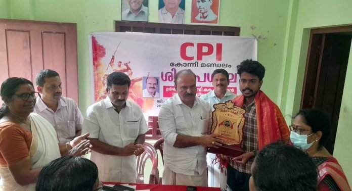 കേന്ദ്രം രാജ്യത്തെ ഫെഡറൽ സംവിധാനത്തെ അട്ടിമറിക്കുന്നു : സി കെ ശശിധരൻ കേന്ദ്രം രാജ്യത്തെ ഫെഡറൽ സംവിധാനത്തെ അട്ടിമറിക്കുന്നു : സി കെ ശശിധരൻ