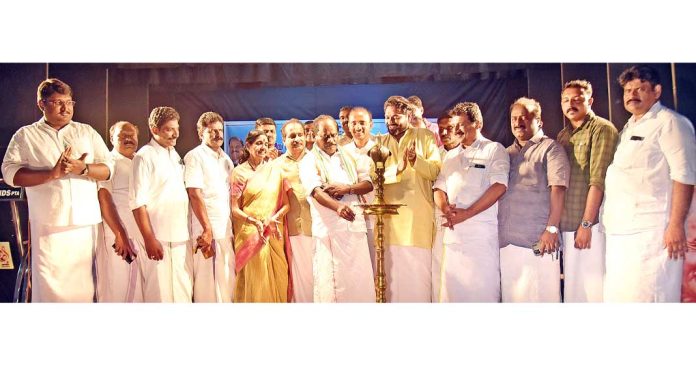വയനാടിനായി കൈകോർത്തു ; സാഹിതി തീയറ്റേഴ്സിൻ്റെ “മുച്ചീട്ടുകളിക്കാരനെ” കാണാൻ മികച്ച ജനപങ്കാളിത്തം വയനാടിനായി കൈകോർത്തു ; സാഹിതി തീയറ്റേഴ്സിൻ്റെ “മുച്ചീട്ടുകളിക്കാരനെ” കാണാൻ മികച്ച ജനപങ്കാളിത്തം