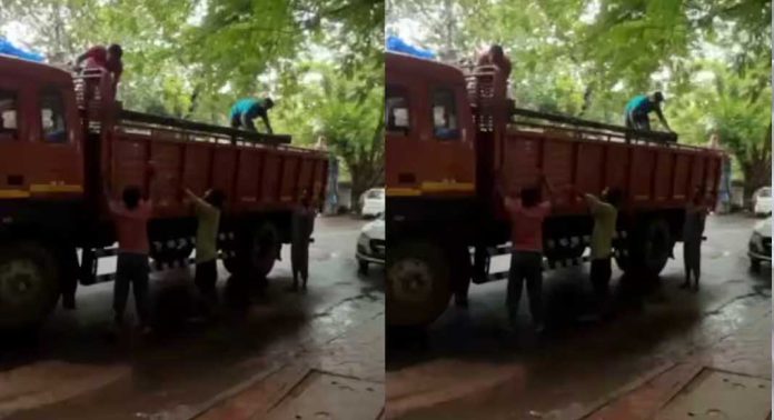 നോക്കുകൂലി വാങ്ങിയ കയറ്റിറക്ക് തൊഴിലാളികൾക്കെതിരെ നടപടി നോക്കുകൂലി വാങ്ങിയ കയറ്റിറക്ക് തൊഴിലാളികൾക്കെതിരെ നടപടി