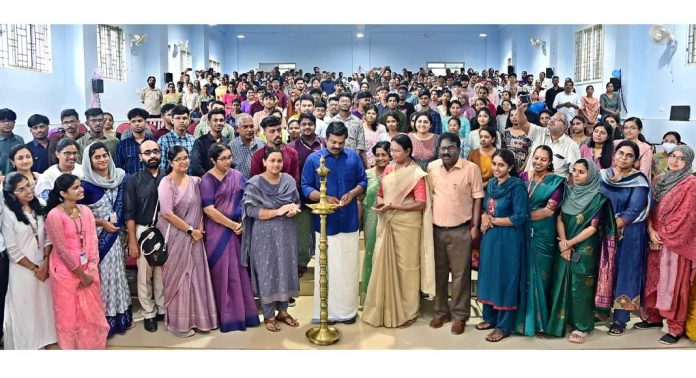 കോന്നി ഗവ മെഡിക്കൽ കോളേജിൽ മൂന്നാമത്തെ ബാച്ച് വിദ്യാർത്ഥികളുടെ പ്രവേശനോത്സവം അഡ്വ. കെ യു ജനീഷ് കുമാർ എം എൽ എ ഉദ്ഘാടനം ചെയ്തു കോന്നി ഗവ മെഡിക്കൽ കോളേജിൽ മൂന്നാമത്തെ ബാച്ച് വിദ്യാർത്ഥികളുടെ പ്രവേശനോത്സവം അഡ്വ. കെ യു ജനീഷ് കുമാർ എം എൽ എ ഉദ്ഘാടനം ചെയ്തു
