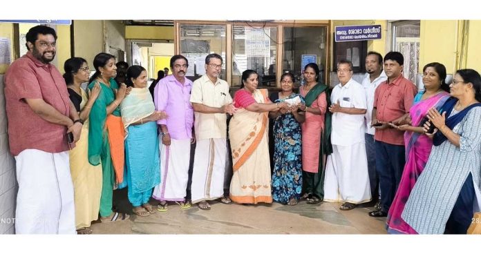 ബന്ദിപ്പൂവ് കൃഷി : തൊഴിലുറപ്പ് തൊഴിലാളികളുടെ ലാഭവിഹിതം കൈമാറി ബന്ദിപ്പൂവ് കൃഷി : തൊഴിലുറപ്പ് തൊഴിലാളികളുടെ ലാഭവിഹിതം കൈമാറി