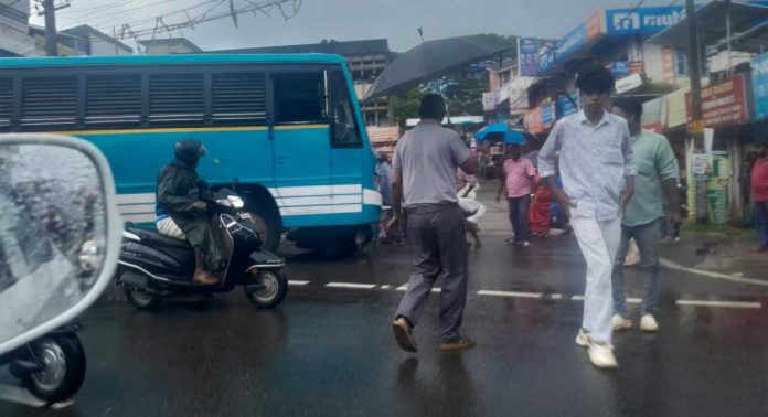 റാന്നിയിൽ വാഹനാപകടം ; രണ്ടു പേര്ക്ക് പരിക്ക് റാന്നിയിൽ വാഹനാപകടം ; രണ്ടു പേര്ക്ക് പരിക്ക്