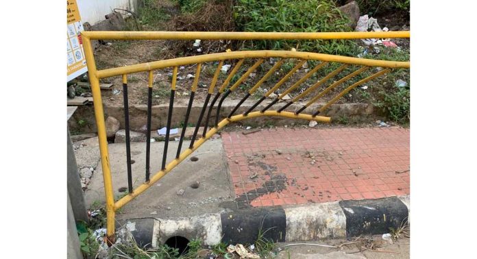 റാന്നി ടൗണില് സംസ്ഥാന പാതയുടെ വശങ്ങളിൽ സ്ഥാപിച്ചിരിക്കുന്ന സംരക്ഷണ വേലി ദിനംപ്രതി തകർന്നു കൊണ്ടിരിക്കുന്നു റാന്നി ടൗണില് സംസ്ഥാന പാതയുടെ വശങ്ങളിൽ സ്ഥാപിച്ചിരിക്കുന്ന സംരക്ഷണ വേലി ദിനംപ്രതി തകർന്നു കൊണ്ടിരിക്കുന്നു