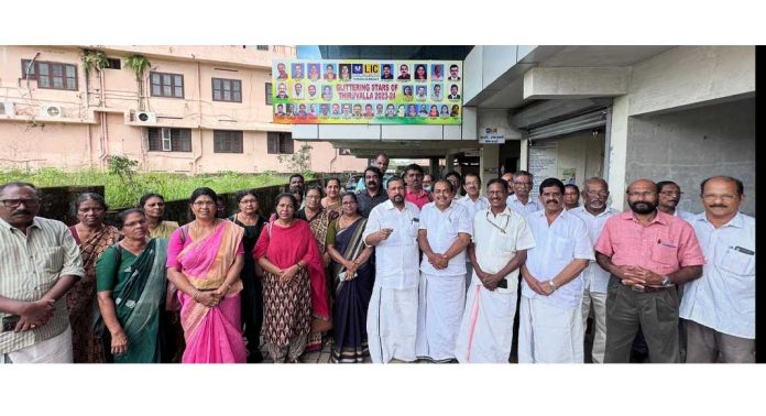എൽഐസി ഏജന്റ്മാരുടെ കമ്മീഷൻ വർധിപ്പിക്കണം : ജോർജ് മാമ്മൻ കൊണ്ടൂർ എൽഐസി ഏജന്റ്മാരുടെ കമ്മീഷൻ വർധിപ്പിക്കണം : ജോർജ് മാമ്മൻ കൊണ്ടൂർ