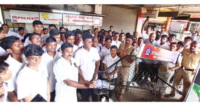 സ്റ്റുഡന്റ്സ് പോലീസ് കേഡറ്റുകൾ പ്രൈവറ്റ് ബസ് സ്റ്റാൻഡിൽ ബോട്ടിൽ ബൂത്ത് സ്ഥാപിച്ചു സ്റ്റുഡന്റ്സ് പോലീസ് കേഡറ്റുകൾ പ്രൈവറ്റ് ബസ് സ്റ്റാൻഡിൽ ബോട്ടിൽ ബൂത്ത് സ്ഥാപിച്ചു