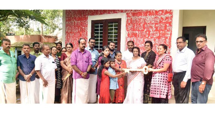ഡോ. എം. എസ്. സുനിലിന്റെ 329 -മത് സ്നേഹഭവനം വിധവയായ കൃഷ്ണകുമാരിക്കും മക്കൾക്കും ഡോ. എം. എസ്. സുനിലിന്റെ 329 -മത് സ്നേഹഭവനം വിധവയായ കൃഷ്ണകുമാരിക്കും മക്കൾക്കും
