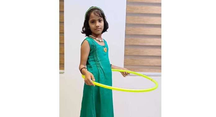 ഹോലാഹൂപ്പിൽ വിസ്മയം തീർത്ത് എട്ട് വയസുകാരി റുമൈസ ഫാത്തിമ ഹോലാഹൂപ്പിൽ വിസ്മയം തീർത്ത് എട്ട് വയസുകാരി റുമൈസ ഫാത്തിമ