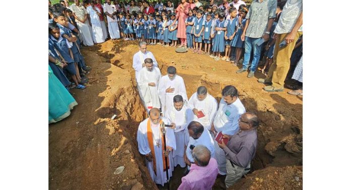 വെച്ചൂച്ചിറ എണ്ണൂറാംവയൽ സി എം എസ് എൽ പി സ്കൂളിന് വേണ്ടി നിർമ്മിക്കുന്ന പുതിയ വിദ്യാലയ മന്ദിരത്തിന്റെ ശിലാസ്ഥാപനം നടന്നു വെച്ചൂച്ചിറ എണ്ണൂറാംവയൽ സി എം എസ് എൽ പി സ്കൂളിന് വേണ്ടി നിർമ്മിക്കുന്ന പുതിയ വിദ്യാലയ മന്ദിരത്തിന്റെ ശിലാസ്ഥാപനം നടന്നു