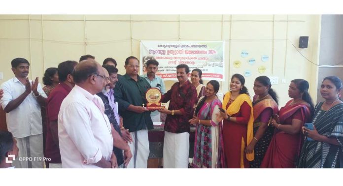 പളളിയോടങ്ങളെ ആദരിച്ചു പളളിയോടങ്ങളെ ആദരിച്ചു