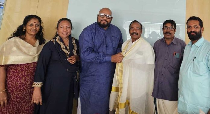 പാഞ്ചജന്യം ഭാരതം വൈസ് ചെയർമാനായി തെരഞ്ഞെടുക്കപ്പെട്ട കുടശ്ശനാട് മുരളിയെ ആദരിച്ചു പാഞ്ചജന്യം ഭാരതം വൈസ് ചെയർമാനായി തെരഞ്ഞെടുക്കപ്പെട്ട കുടശ്ശനാട് മുരളിയെ ആദരിച്ചു