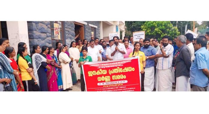 പാലിയേക്കര – കാട്ടൂക്കര റോഡിൻ്റെ ശോചനീയാവസ്ഥ ; ജനകീയ പ്രതിഷേധ ധർണ്ണ സമരം നടത്തി പാലിയേക്കര – കാട്ടൂക്കര റോഡിൻ്റെ ശോചനീയാവസ്ഥ ; ജനകീയ പ്രതിഷേധ ധർണ്ണ സമരം നടത്തി