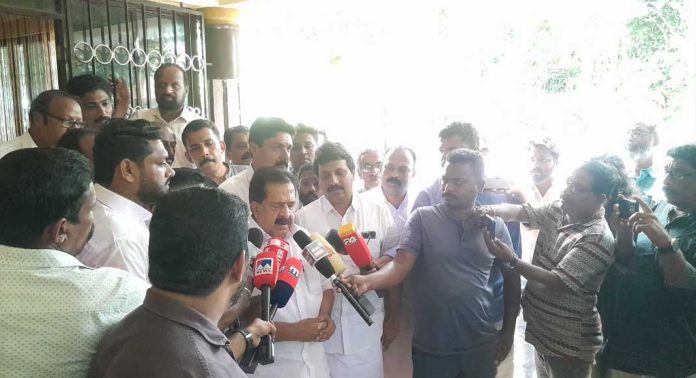 പി പി ദിവ്യക്ക് എതിരെ കൊലകുറ്റത്തിന് കേസ് എടുക്കണം : രമേശ് ചെന്നിത്തല പി പി ദിവ്യക്ക് എതിരെ കൊലകുറ്റത്തിന് കേസ് എടുക്കണം : രമേശ് ചെന്നിത്തല