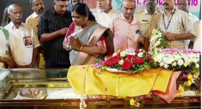 നടൻ ടി.പി.മാധവന് വിട ; തിരുവനന്തപുരം തൈക്കാട് ശാന്തികവാടത്തിൽ മൃതദേഹം സംസ്കരിച്ചു നടൻ ടി.പി.മാധവന് വിട ; തിരുവനന്തപുരം തൈക്കാട് ശാന്തികവാടത്തിൽ മൃതദേഹം സംസ്കരിച്ചു