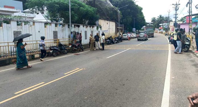 അപകടമേഖലയായി മാമൂട് ; നടപടി സ്വീകരിക്കാതെ കെ എസ് റ്റി പി അധികൃതർ അപകടമേഖലയായി മാമൂട് ; നടപടി സ്വീകരിക്കാതെ കെ എസ് റ്റി പി അധികൃതർ