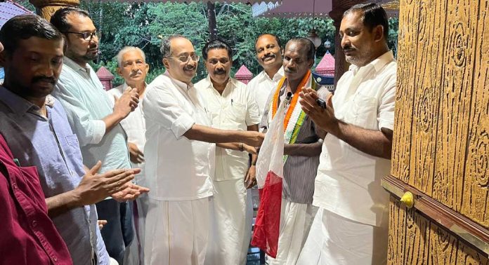 സി.പി.ഐ ജില്ലാ കമ്മിറ്റിയിൽ നിന്നും രാജിവെച്ച് കേരള കോൺഗ്രസ് പാർട്ടിയിൽ ചേർന്ന സി. എം രാജുവിനെ ഹാരമണിയിച്ചു സ്വീകരിച്ചു സി.പി.ഐ ജില്ലാ കമ്മിറ്റിയിൽ നിന്നും രാജിവെച്ച് കേരള കോൺഗ്രസ് പാർട്ടിയിൽ ചേർന്ന സി. എം രാജുവിനെ ഹാരമണിയിച്ചു സ്വീകരിച്ചു