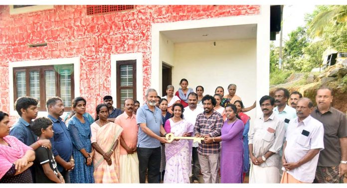 ഡോ .എം. എസ്. സുനിലിന്റെ 326 -മത്തെയും 327 -മത്തെയും സ്നേഹ ഭവനങ്ങൾ സ്ഥലവും വീടും ഇല്ലാതിരുന്ന രണ്ടു കുടുംബങ്ങൾക്ക് ഡോ .എം. എസ്. സുനിലിന്റെ 326 -മത്തെയും 327 -മത്തെയും സ്നേഹ ഭവനങ്ങൾ സ്ഥലവും വീടും ഇല്ലാതിരുന്ന രണ്ടു കുടുംബങ്ങൾക്ക്