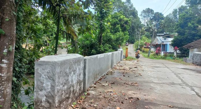 കൈവരികള് തകര്ന്ന് അപകടാവസ്ഥയിലായിരുന്ന പാലം പഞ്ചായത്തിന്റെ നേതൃത്വത്തില് പുനരുദ്ധരിച്ചു കൈവരികള് തകര്ന്ന് അപകടാവസ്ഥയിലായിരുന്ന പാലം പഞ്ചായത്തിന്റെ നേതൃത്വത്തില് പുനരുദ്ധരിച്ചു