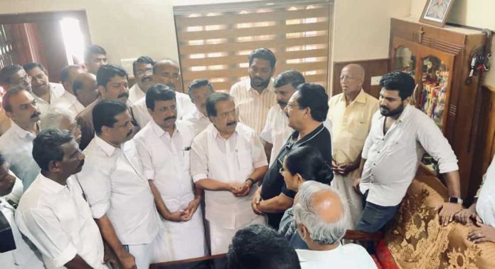 56 വർഷം മുമ്പ് വീരമൃത്യുവരിച്ച ഇന്ത്യൻ സൈനികൻ തോമസ് ചെറിയാന്റെ വീട് സന്ദർശിച്ച രമേശ് ചെന്നിത്തല 56 വർഷം മുമ്പ് വീരമൃത്യുവരിച്ച ഇന്ത്യൻ സൈനികൻ തോമസ് ചെറിയാന്റെ വീട് സന്ദർശിച്ച രമേശ് ചെന്നിത്തല