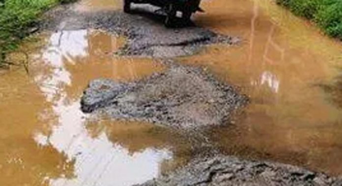 ചിറ്റാർ – കോന്നി റോഡ് തകർന്നു ; ദുരിതത്തില് യാത്രക്കാര് ചിറ്റാർ – കോന്നി റോഡ് തകർന്നു ; ദുരിതത്തില് യാത്രക്കാര്