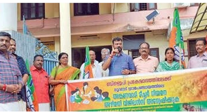 ബി.ജെ.പി. നൂറനാട് പഞ്ചായത്ത് ഓഫീസ് ഉപരോധിച്ചു ബി.ജെ.പി. നൂറനാട് പഞ്ചായത്ത് ഓഫീസ് ഉപരോധിച്ചു