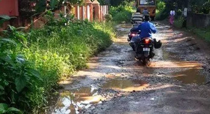 പള്ളത്തുപടി കളീക്കൽപ്പടി റോഡ് തകർന്നു തരിപ്പണമായി ; ദുരിതത്തില് യാത്രക്കാര് പള്ളത്തുപടി കളീക്കൽപ്പടി റോഡ് തകർന്നു തരിപ്പണമായി ; ദുരിതത്തില് യാത്രക്കാര്