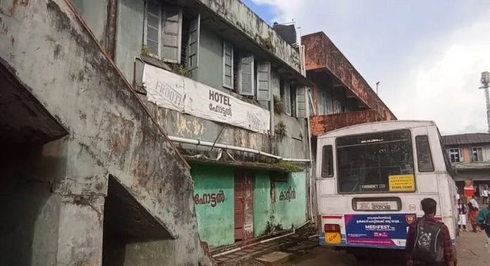 ഏത് നിമിഷവും നിലംപൊത്താറായ അവസ്ഥയില് ചെങ്ങന്നൂർ കെ.എസ്.ആർ.ടി.സി ഡിപ്പോ കെട്ടിട്ടം ഏത് നിമിഷവും നിലംപൊത്താറായ അവസ്ഥയില് ചെങ്ങന്നൂർ കെ.എസ്.ആർ.ടി.സി ഡിപ്പോ കെട്ടിട്ടം