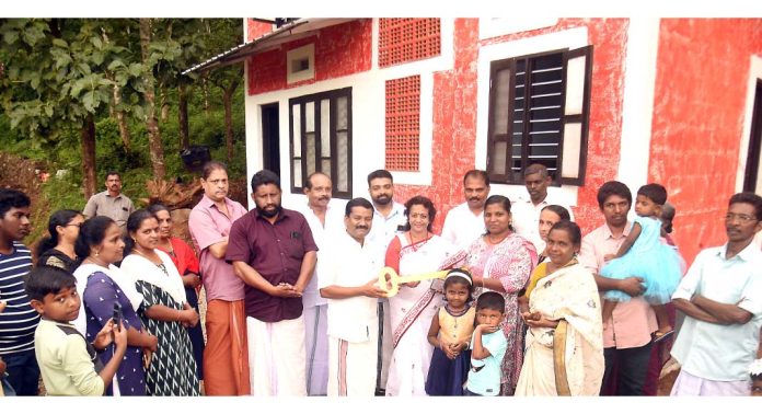 ഡോ.എം .എസ്. സുനിലിന്റെ 325 – മത് സ്നേഹഭവനം അർച്ചന അനീഷിന്റെ ഏഴംഗ കുടുംബത്തിന് ഡോ.എം .എസ്. സുനിലിന്റെ 325 – മത് സ്നേഹഭവനം അർച്ചന അനീഷിന്റെ ഏഴംഗ കുടുംബത്തിന്