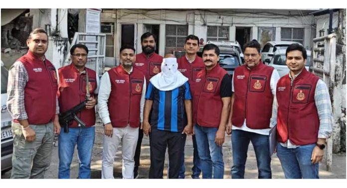 കൊലപാതക കേസിൽ ഒളിവിലായിരുന്ന പ്രതിയെ പതിനൊന്ന് വർഷങ്ങൾക്ക് ശേഷം പോലീസ് പിടികൂടി കൊലപാതക കേസിൽ ഒളിവിലായിരുന്ന പ്രതിയെ പതിനൊന്ന് വർഷങ്ങൾക്ക് ശേഷം പോലീസ് പിടികൂടി
