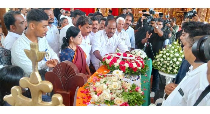 രാജ്യത്തിന് വേണ്ടി വീരമൃത്യു വരിച്ച ധീര ജവാന് തോമസ് ചെറിയാന്റെ ഭൗതിക ശരീരത്തില് പുഷ്പചക്രം സമര്പ്പിച്ചു രാജ്യത്തിന് വേണ്ടി വീരമൃത്യു വരിച്ച ധീര ജവാന് തോമസ് ചെറിയാന്റെ ഭൗതിക ശരീരത്തില് പുഷ്പചക്രം സമര്പ്പിച്ചു