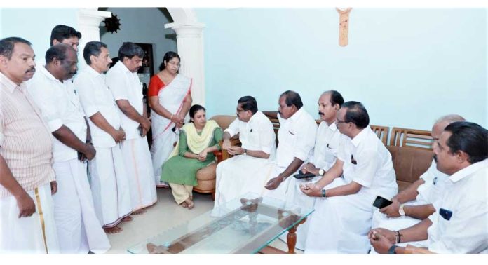 വി.എം സുധീരന് എ.ഡി.എം നവീന് ബാബുവിന്റെ വസതി സന്ദര്ശിച്ചു വി.എം സുധീരന് എ.ഡി.എം നവീന് ബാബുവിന്റെ വസതി സന്ദര്ശിച്ചു