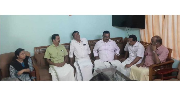 നവീൻ ബാബുവിന്റെ മരണത്തിൽ സത്യം പുറത്ത് വരേണ്ടത് ഇടതുപക്ഷ സർക്കാരിന്റെ അഭിമാനപ്രശ്നം : സി ദിവാകരൻ നവീൻ ബാബുവിന്റെ മരണത്തിൽ സത്യം പുറത്ത് വരേണ്ടത് ഇടതുപക്ഷ സർക്കാരിന്റെ അഭിമാനപ്രശ്നം : സി ദിവാകരൻ
