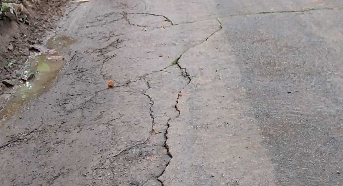 കോടികൾ മുടക്കി സഞ്ചാരയോഗ്യമായ പള്ളിക്കമുരുപ്പ് -പേങ്ങാട്ടുകടവ് റോഡ് ടിപ്പർ കയറ്റി നശിപ്പിച്ചു കോടികൾ മുടക്കി സഞ്ചാരയോഗ്യമായ പള്ളിക്കമുരുപ്പ് -പേങ്ങാട്ടുകടവ് റോഡ് ടിപ്പർ കയറ്റി നശിപ്പിച്ചു