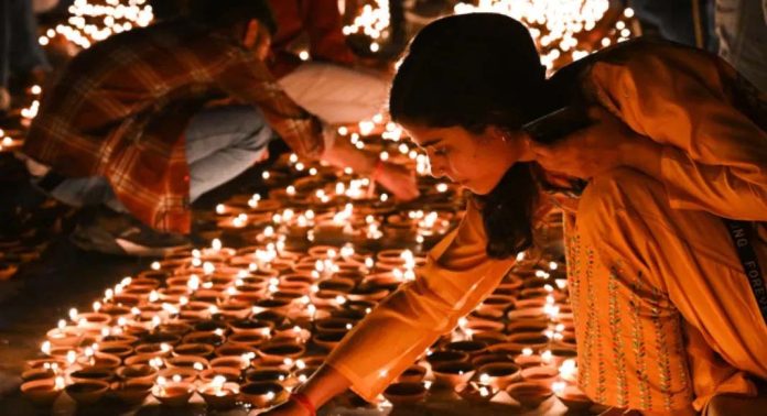 ദീപാവലി ആഘോഷത്തിനൊരുങ്ങി അയോധ്യ രാം മന്ദിർ ; സരയു നദിയുടെ തീരത്ത് 28 ലക്ഷം ദീപങ്ങൾ തെളിയിക്കും ദീപാവലി ആഘോഷത്തിനൊരുങ്ങി അയോധ്യ രാം മന്ദിർ ; സരയു നദിയുടെ തീരത്ത് 28 ലക്ഷം ദീപങ്ങൾ തെളിയിക്കും