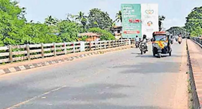 ഏനാത്ത് പാലത്തിൽ സുരക്ഷാ വേലിയും തെരുവു വിളക്കും സ്ഥാപിക്കണമെന്ന ആവശ്യം ശക്തം ഏനാത്ത് പാലത്തിൽ സുരക്ഷാ വേലിയും തെരുവു വിളക്കും സ്ഥാപിക്കണമെന്ന ആവശ്യം ശക്തം