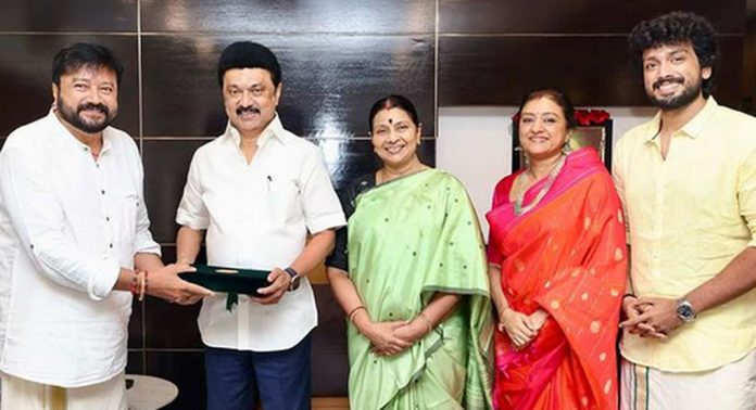 മകൻ കാളിദാസിന്റെ വിവാഹക്ഷണക്കത്ത് തമിഴ്നാട് മുഖ്യമന്ത്രി എം.കെ. സ്റ്റാലിന് കൈമാറി ജയറാമും പാർവതിയും മകൻ കാളിദാസിന്റെ വിവാഹക്ഷണക്കത്ത് തമിഴ്നാട് മുഖ്യമന്ത്രി എം.കെ. സ്റ്റാലിന് കൈമാറി ജയറാമും പാർവതിയും