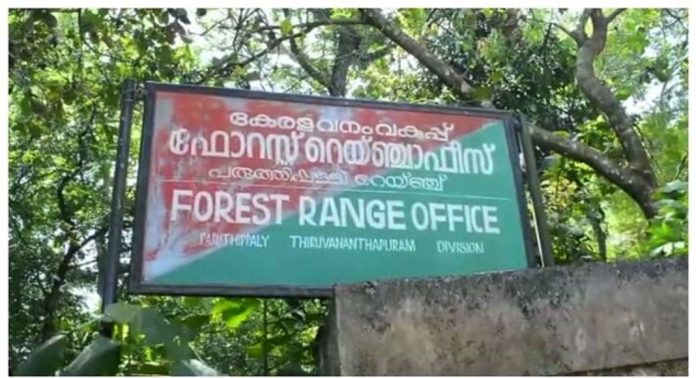 വനം വകുപ്പ് ഓഫീസിൽ നാടകീയ രംഗങ്ങള് ; സസ്പെന്ഷനിലായിരുന്ന ഉദ്യോഗസ്ഥന് അതിക്രമിച്ചെത്തി കസേരയിൽ കയറിയിരുന്നു വനം വകുപ്പ് ഓഫീസിൽ നാടകീയ രംഗങ്ങള് ; സസ്പെന്ഷനിലായിരുന്ന ഉദ്യോഗസ്ഥന് അതിക്രമിച്ചെത്തി കസേരയിൽ കയറിയിരുന്നു