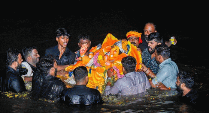 ഗണേശോത്സവത്തിന് സമാപ്തി ; ഗണേശ വിഗ്രഹങ്ങൾ മുരിങ്ങമംഗലം മഹാദേവ ക്ഷേത്ര കടവിൽ നിമഞ്ജനം ചെയ്തു ഗണേശോത്സവത്തിന് സമാപ്തി ; ഗണേശ വിഗ്രഹങ്ങൾ മുരിങ്ങമംഗലം മഹാദേവ ക്ഷേത്ര കടവിൽ നിമഞ്ജനം ചെയ്തു