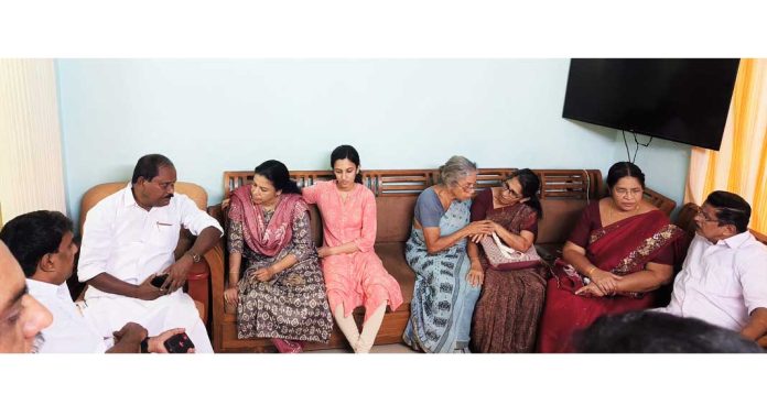 സി.പി.എം നേതാക്കള് കാപട്യത്തിന്റെ ആള്രൂപങ്ങള് : പ്രൊഫ. സതീഷ് കൊച്ചുപറമ്പില് സി.പി.എം നേതാക്കള് കാപട്യത്തിന്റെ ആള്രൂപങ്ങള് : പ്രൊഫ. സതീഷ് കൊച്ചുപറമ്പില്
