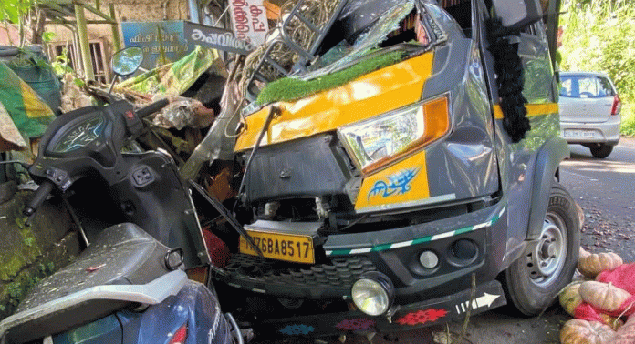 ഇലന്തൂരിൽ വാഹനാപകടം : ഡ്രൈവർക്ക് ഗുരുതര പരിക്ക് ഇലന്തൂരിൽ വാഹനാപകടം : ഡ്രൈവർക്ക് ഗുരുതര പരിക്ക്