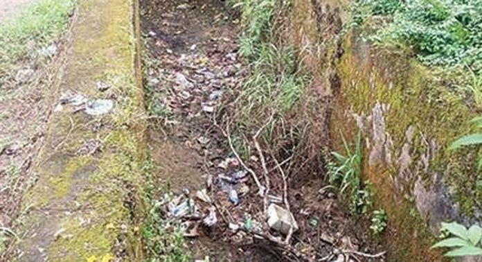 മാലിന്യം നിറഞ്ഞ് കടമ്പനാട് അക്വാഡക്റ്റ് മാലിന്യം നിറഞ്ഞ് കടമ്പനാട് അക്വാഡക്റ്റ്