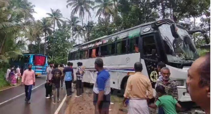കണ്ണൂരില് സ്വകാര്യ ബസും ടൂറിസ്റ്റ് ബസും കൂട്ടിയിടിച്ച് അപകടം ; 16 പേർക്ക് പരിക്കേറ്റു കണ്ണൂരില് സ്വകാര്യ ബസും ടൂറിസ്റ്റ് ബസും കൂട്ടിയിടിച്ച് അപകടം ; 16 പേർക്ക് പരിക്കേറ്റു