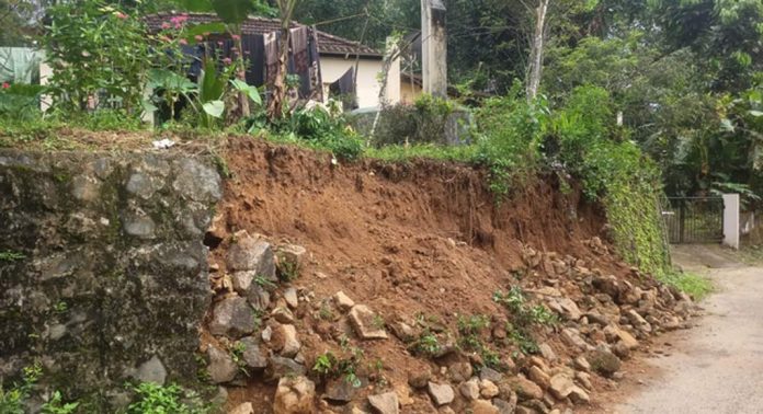 സംരക്ഷണഭിത്തി ഇടിഞ്ഞു ; കിണറും വീടും അപകടാവസ്ഥയിൽ സംരക്ഷണഭിത്തി ഇടിഞ്ഞു ; കിണറും വീടും അപകടാവസ്ഥയിൽ