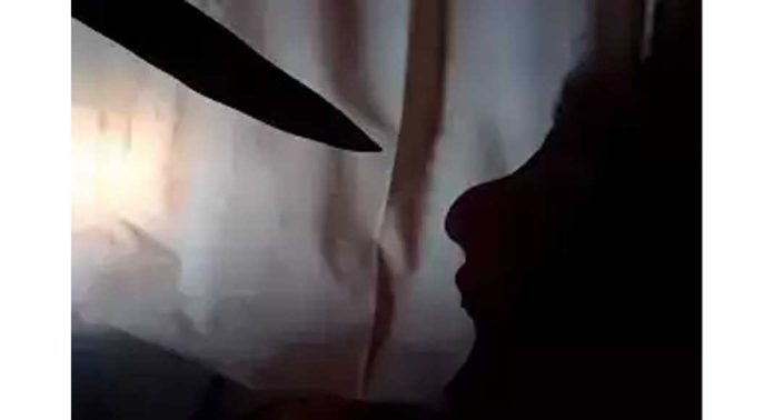 നിരോധിത പ്ലാസ്റ്റിക് ഉൽപന്നങ്ങളുടെ പരിശോധനയ്ക്ക് വ്യാപാരസ്ഥാപനത്തിൽ എത്തിയ ഉദ്യോഗസ്ഥരെ വെട്ടുകത്തികാട്ടി ഭീഷണിപ്പെടുത്തി ; ഒരാൾ അറസ്റ്റിൽ നിരോധിത പ്ലാസ്റ്റിക് ഉൽപന്നങ്ങളുടെ പരിശോധനയ്ക്ക് വ്യാപാരസ്ഥാപനത്തിൽ എത്തിയ ഉദ്യോഗസ്ഥരെ വെട്ടുകത്തികാട്ടി ഭീഷണിപ്പെടുത്തി ; ഒരാൾ അറസ്റ്റിൽ