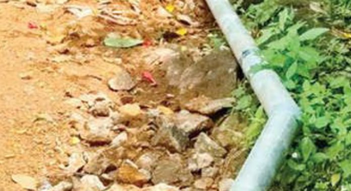 കോയിപ്രം പഞ്ചായത്തിന്റെ വിവിധ പ്രദേശങ്ങളിൽ കുടിവെള്ളപൈപ്പ് ലൈനിന് എടുത്ത കുഴികൾ ശരിയായി മൂടാത്തത് അപകടക്കെണികളാകുന്നു കോയിപ്രം പഞ്ചായത്തിന്റെ വിവിധ പ്രദേശങ്ങളിൽ കുടിവെള്ളപൈപ്പ് ലൈനിന് എടുത്ത കുഴികൾ ശരിയായി മൂടാത്തത് അപകടക്കെണികളാകുന്നു